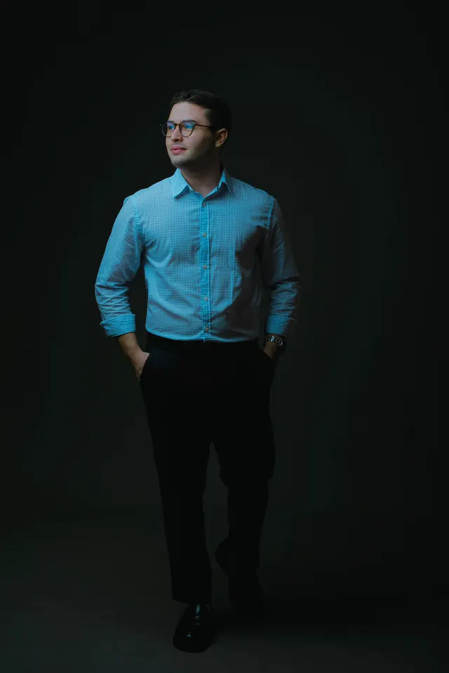 Dr. Gabriel Nogueira, de camisa azul, caminhando