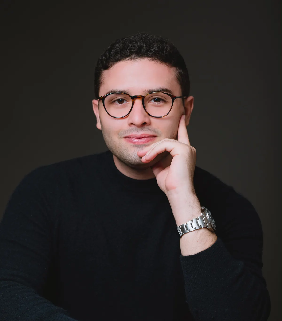 Dr. Gabriel Nogueira, de óculos, com a mão apoiada no queixo