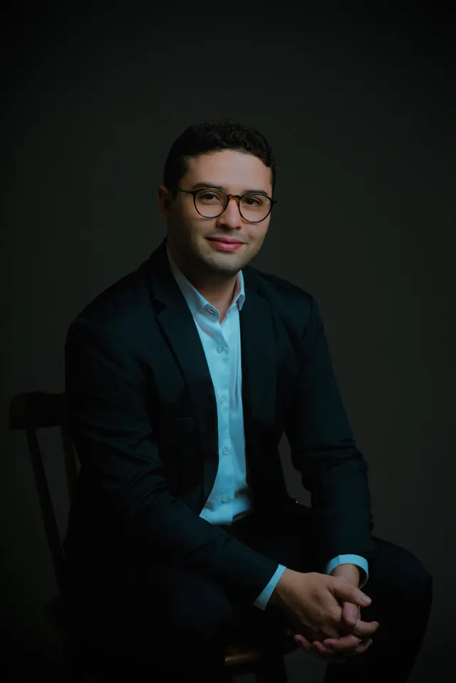 Dr. Gabriel Nogueira, de terno, sentado